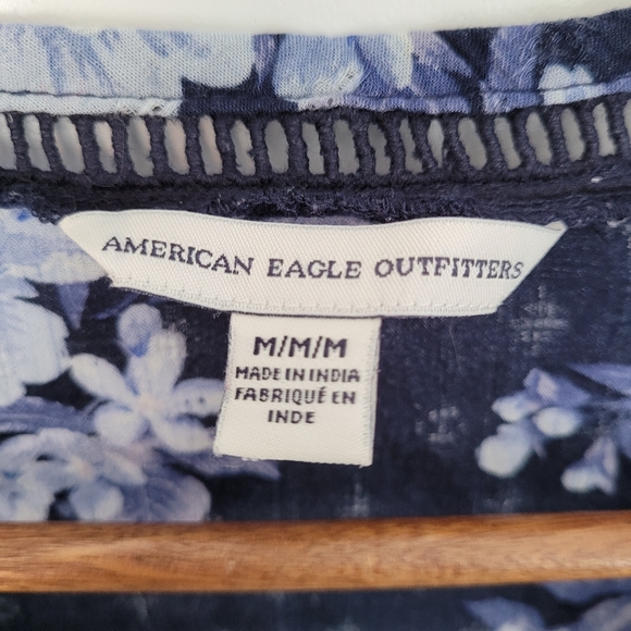 American Eagle | Navy Floral Button-Down Crop Top with 3/4 Sleeves and Tie Front - Picture 4 of 7